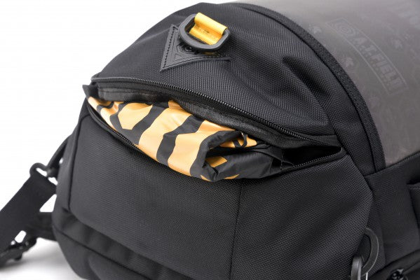 DEVICE 【新世紀エヴァンゲリオンコラボ】DEVICE×A.T.FIELD プログレッシブ バックパック ARN21118 エヴァ 4wayバッグ リュックサック ショルダー 斜め掛け ボストン キャリーオンバッグ おしゃれ 人気 送料無料