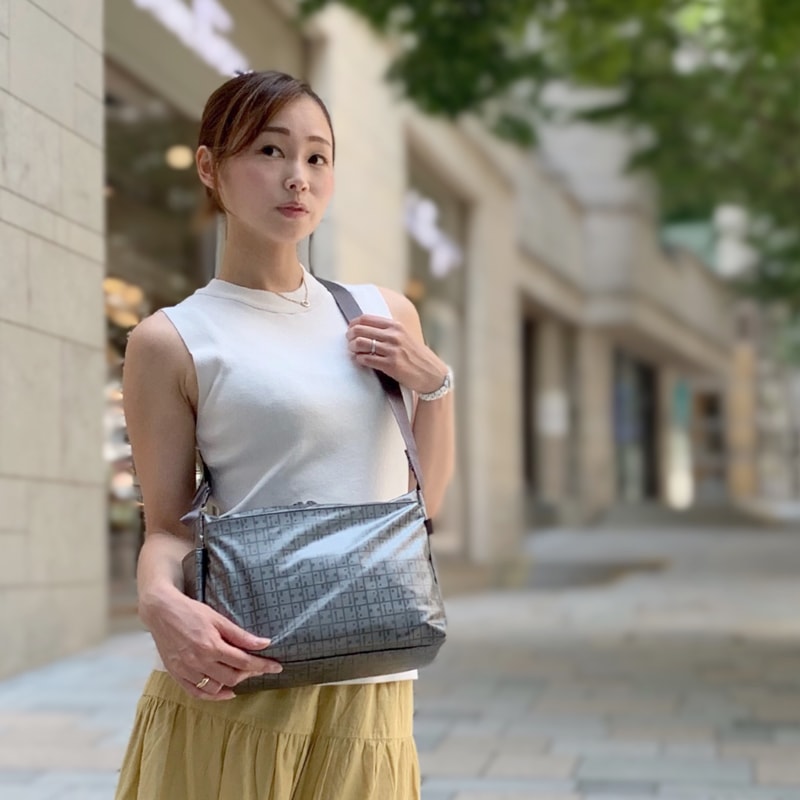 ヤマト屋 キキ2 ラビラビ T685 シンプル角ポシェット Lサイズ 5.5L ショルダーバッグ 日本製 軽量 撥水 丸洗い 洗濯 手洗い ナイロン ファスナーロック ブラック グレー ゴールド ブロンズ ピンクゴールド バーガンディ 紫 パープル おすすめ 送料無料